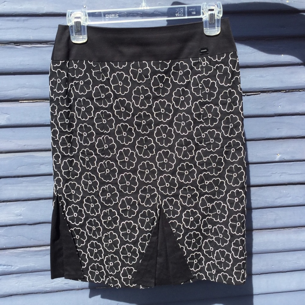 Chanel black white flower pencil skirt